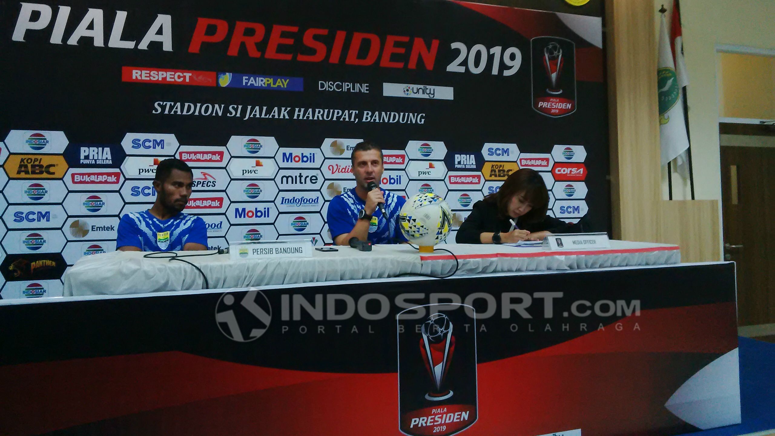 Pelatih Persib, Miljan Radovic (tengah) saat konfrensi pers seusai pertandingan menghadapi Perseru Copyright: © Arif Rahman/INDOSPORT