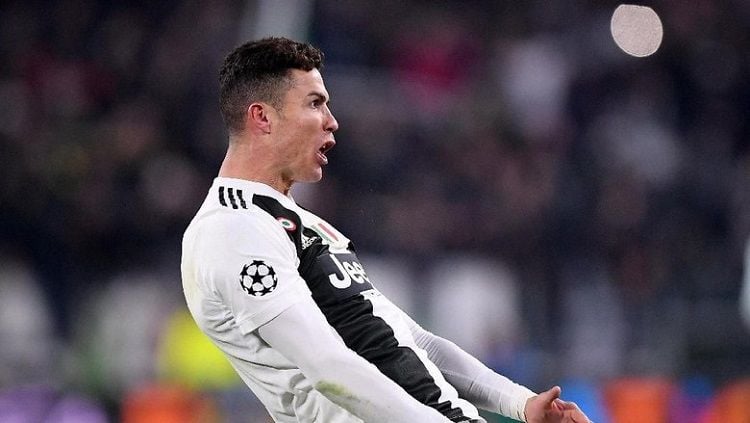 Cristiano Ronaldo menjelaskan makna gestur tangan yang ia lakukan saat laga kontra Atletico Madrid di Liga Champions 2019/20. Copyright: © Reuters