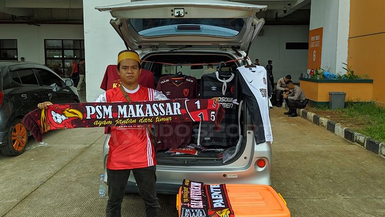 Salah satu suporter PSM Makassar jualan disekitar Pakansari Copyright: &copy; Zainal Hasan/INDOSPORT