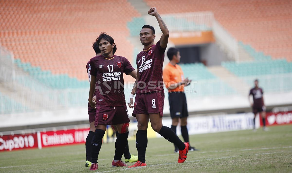 Aksi selebrasi pemain PSM Makassar usai Ferdinand Sinaga cetak gol Copyright: © Herry Ibrahim/INDOSPORT