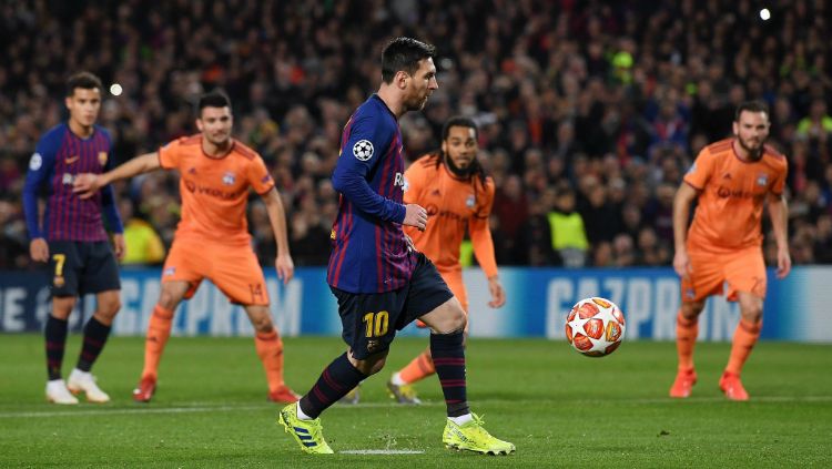 Lionel Messi lakukan penalti kontra Lyon di Liga Champions Copyright: © Twitter