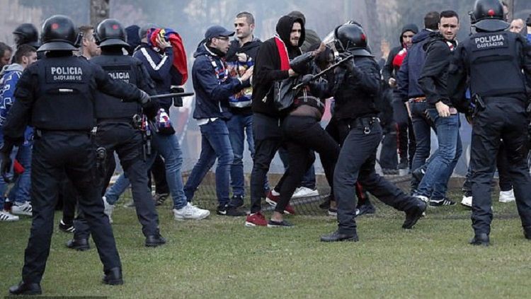 Fans Lyon bentrok dengan pihak kepolisian jelang laga kontra Barcelona Copyright: © AFP