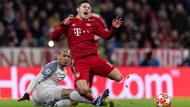 James Rodriguez meringis kesakitan ditekel Fabinho. Copyright: © Getty Images