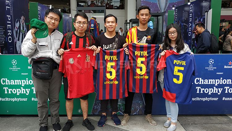 4 Mahasiswa memamerkan jersey Barcelona dan Timnas Spanyol yang sudah dibubuhi tanda tangan Charles Puyol, Kamis (14/3/19). Copyright: © Fitra Herdian/Indosport