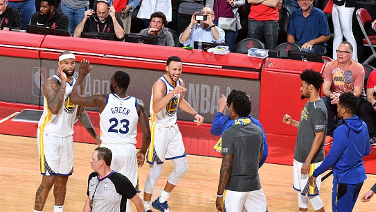 Selebrasi para pemain Golden State Warriors usai menang atas Houston Rockets. Copyright: © INDOSPORT