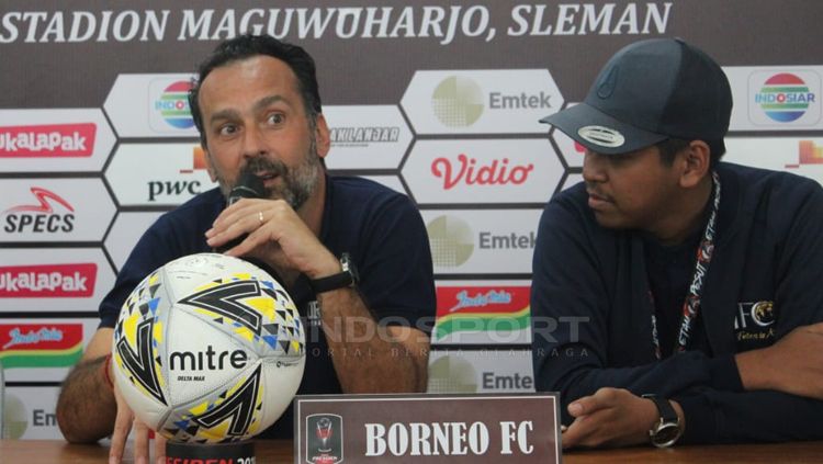 Fabio Lopez pelatih Borneo FC dalam jumpa pers. Copyright: © Indosport/Ronald Seger Prabowo