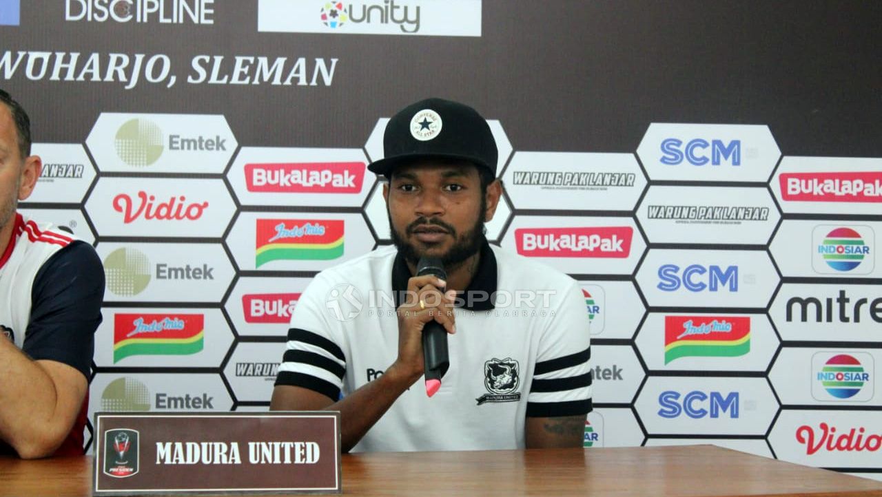 Pemain Madura United, Fandri Imbiri saat kofrensi pers. Copyright: © Ronald Seger Prabowo/Indosport.com