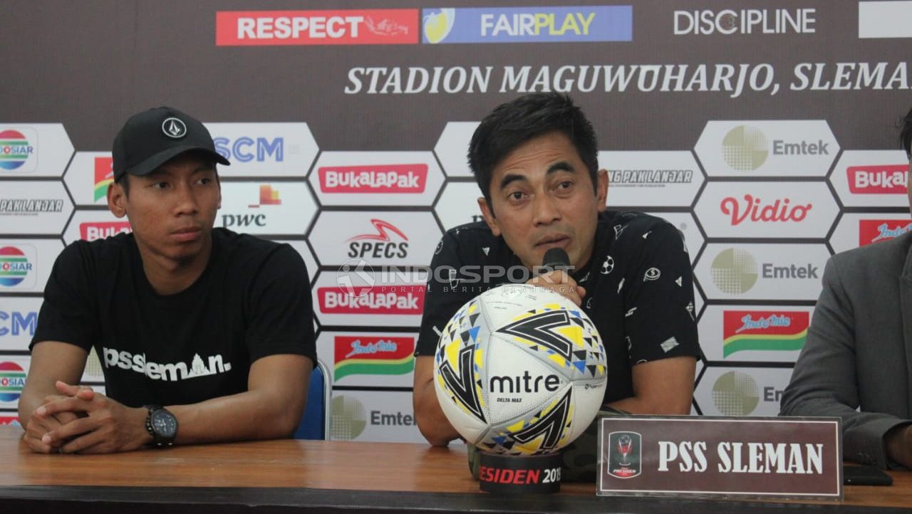 Pelatih PSS Sleman, Seto Nurdiyantoro saat konfrensi pers Piala Presiden 2019. Copyright: © Ronald Seger Prabowo/Indosport.com