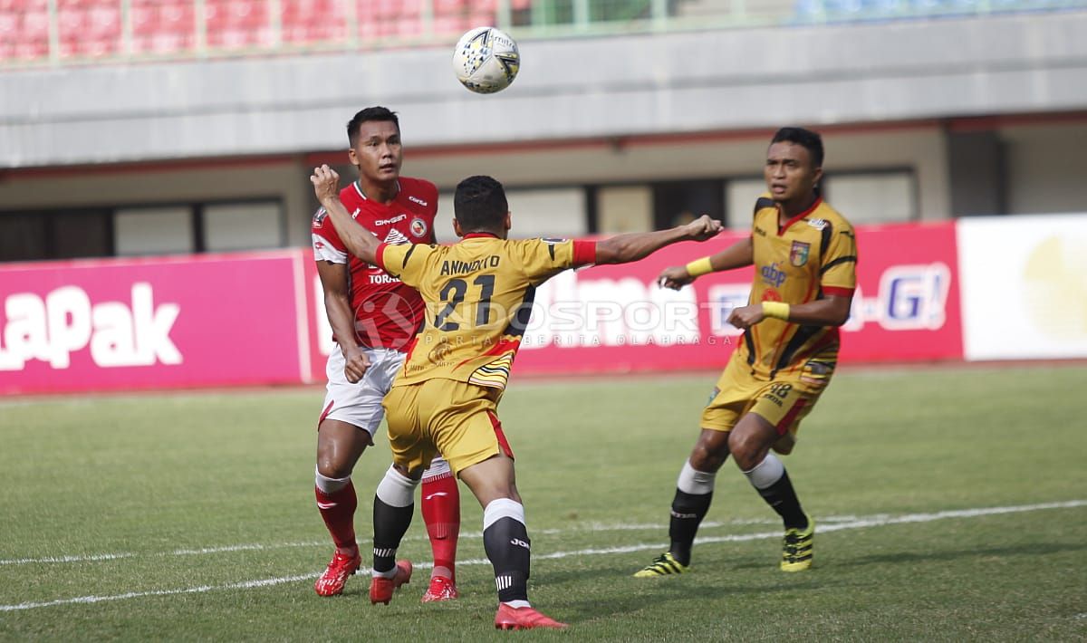 Pemain Mitra Kukar berusaha menghalau pemain Semen Padang Copyright: &copy; Herry Ibrahim/INDOSPORT