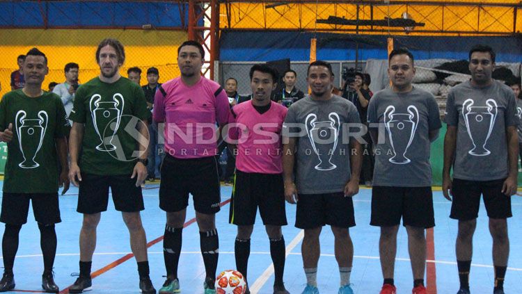 Firman Utina berfoto dengan Carles Puyol sebelum bermain futsal, Kamis (14/3/19). Copyright: &copy; Fitra Herdian/INDOSPORT