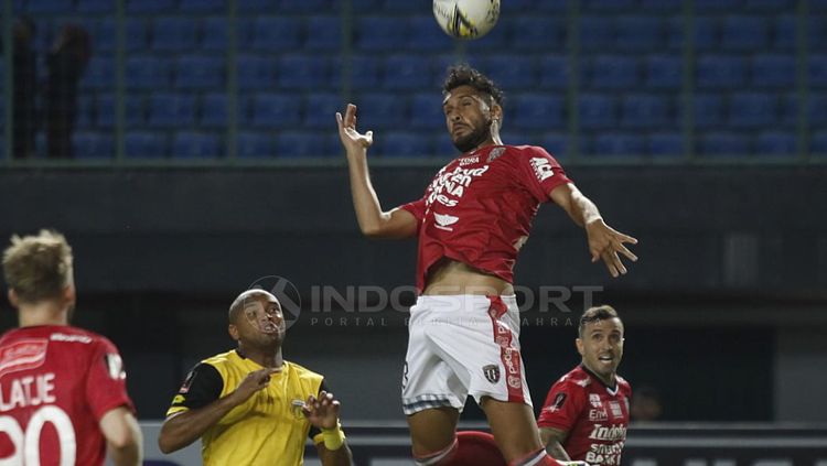 Willian Pacheco mengambil bola atas. Copyright: © Herry Ibrahim/INDOSPORT
