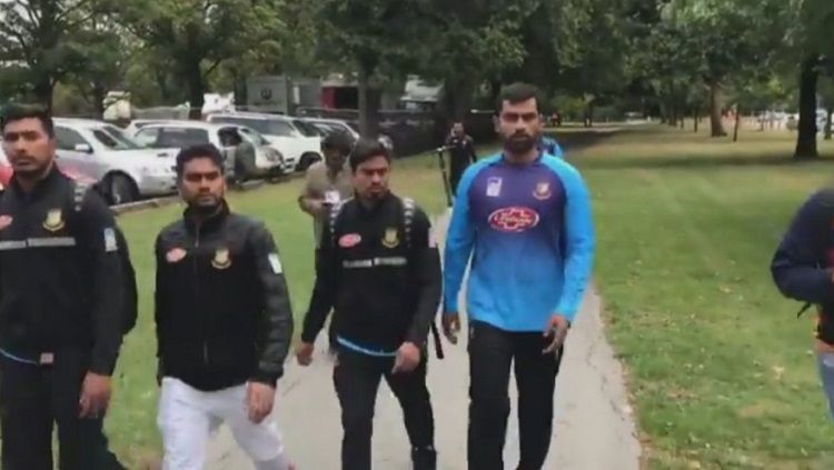 Tim kriket Bangladesh mengamankan diri setelah insiden penembakan masjid di Selandia Baru. Copyright: © TVNZ
