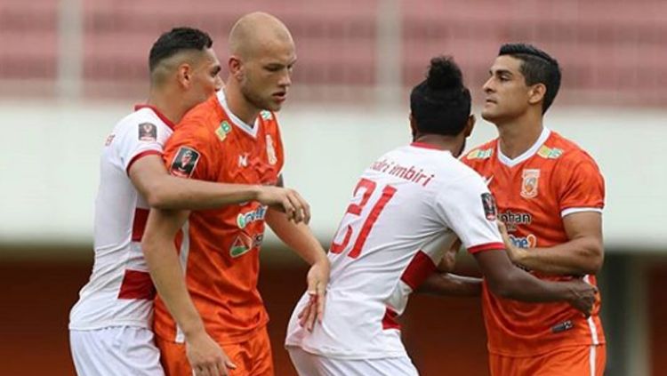 Pemain Madura United tengah menjaga pemain Borneo FC dalam situasi tendangan pojok. Copyright: © Borneo FC