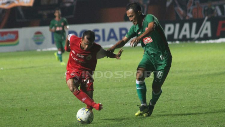 Pemain Persija Jakarta, Riko Simanjuntak mengontrol bola dari pemain PSS Sleman. Copyright: © Ronal Seger Prabowo/INDOSPORT