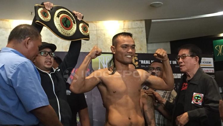 Roy Tua Manihuruk, petinju asal Indonesia. Copyright: © Petrus Manus Da Yerimon/INDOSPORT