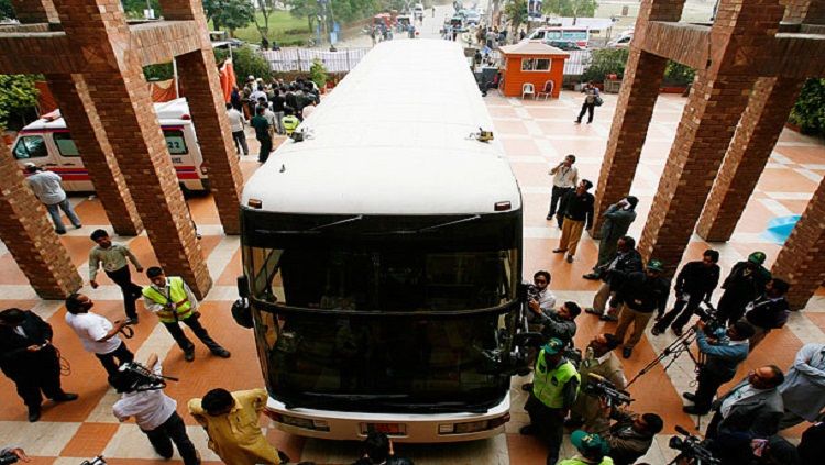 Bus tim kriket Pakistan mendapatkan serangan tembakan pada Maret 2009 Copyright: © Reuters