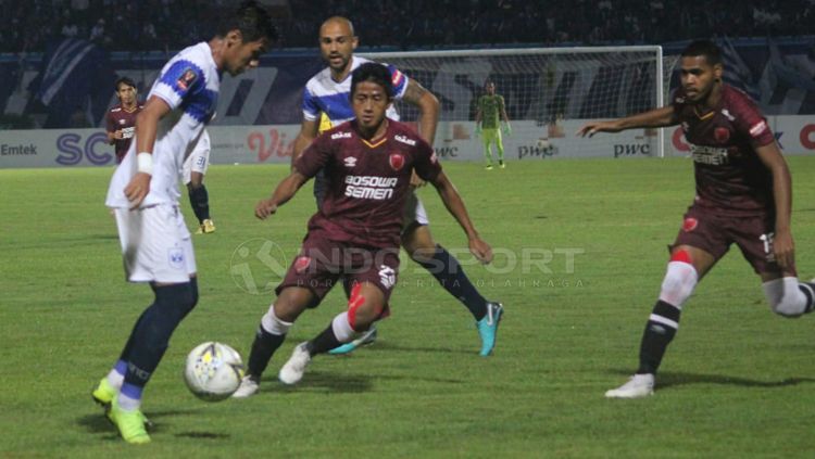 Bayu Gatra berusaha kawal ketat pemain PSIS Semarang. Copyright: © Ronald Seger Prabowo/INDOSPORT