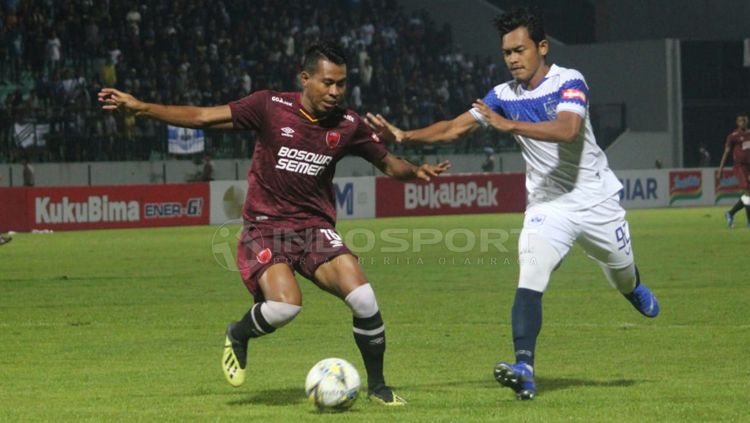 Pemain PSM Makassar mengontrol bola dari pemain PSIS Semarang. Copyright: © Ronald Seger Prabowo/INDOSPORT