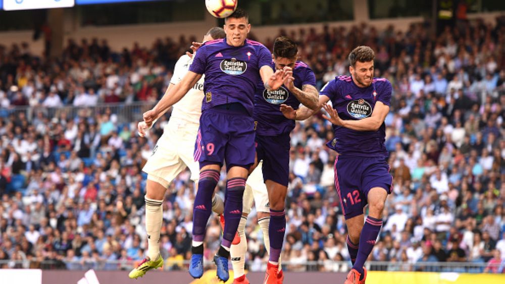 Pemain Madrid dan Celta Vigo saling berebut bola Copyright: © INDOSPORT.COM