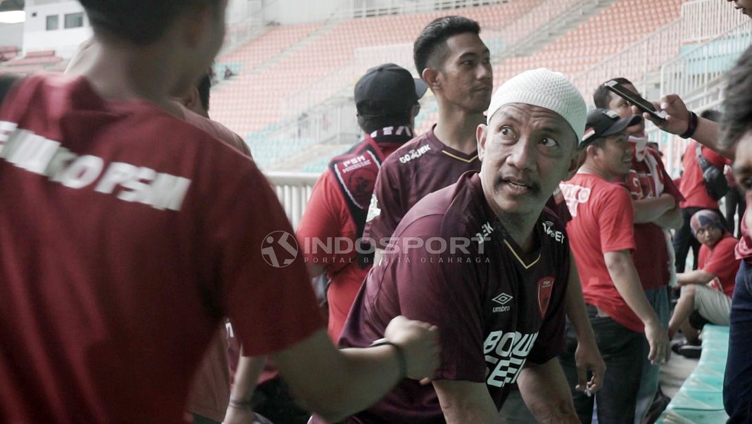 Nasib pahit harus dirasakan sejumlah suporter pasca berhentinya Liga 1 2020 karena virus corona, tidak terkecuali Daeng Uki, pendukung setia PSM Makassar. Copyright: © Zainal Hasan/Indosport.com