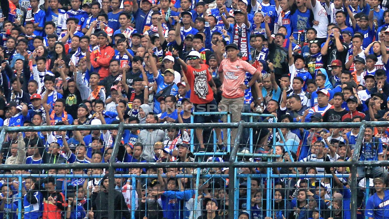 Dijatuhi sanksi komdis, Aremania kembali mengusik ketenangan Arema FC. Copyright: © Ian Setiawan/Indosport.com