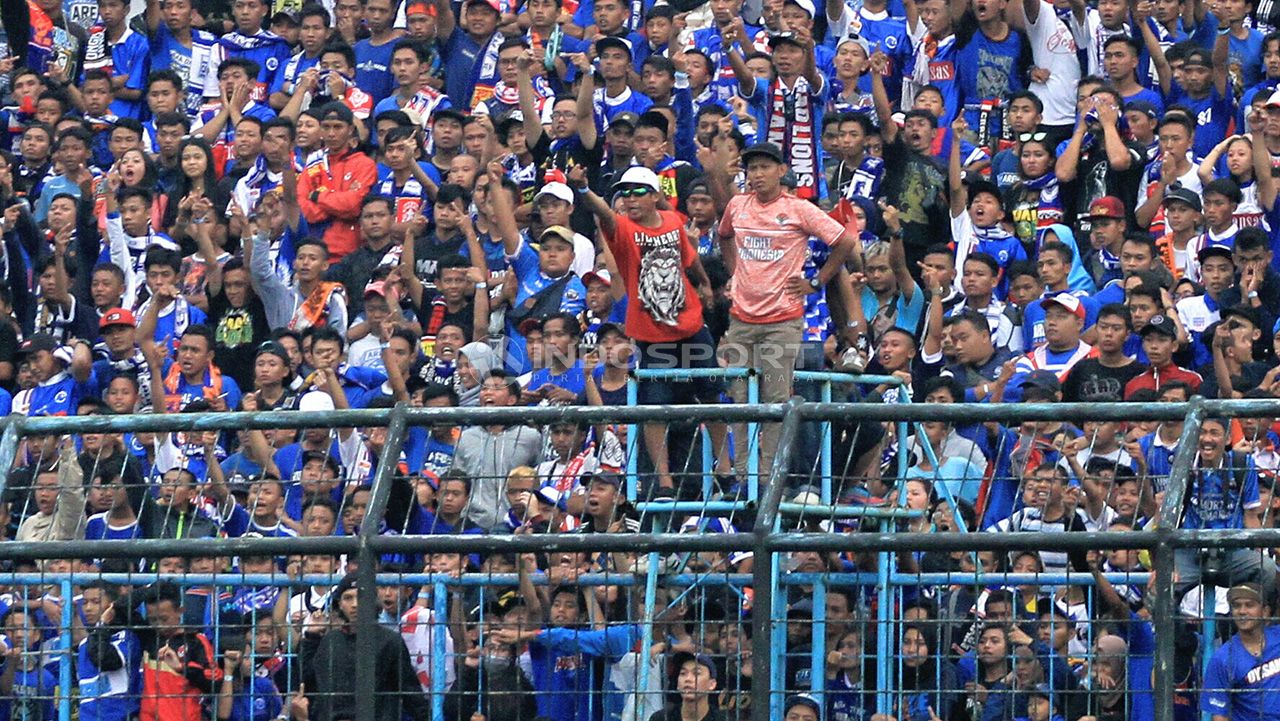 Aremania, pendukung dari Arema FC. Copyright: © Ian Setiawan/Indosport.com