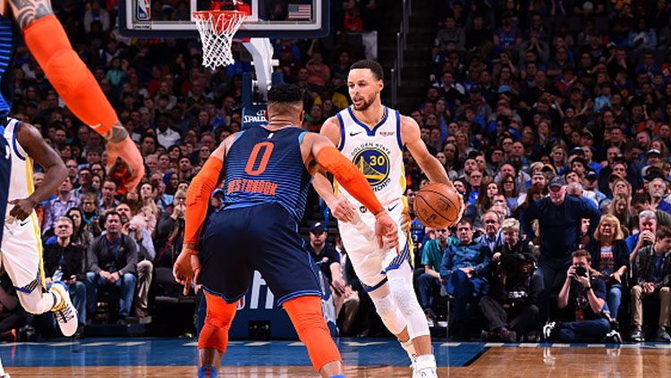 Pemain Megabintang Golden State Warriors, Stephen Curry saat ingin melewati pemain Oklahoma City Thunder, Russel Westbrook. Copyright: © INDOSPORT