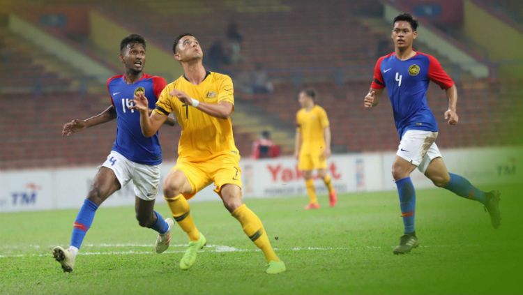 Pemain Malaysia Berebut Bola Dengan Pemain Australia Copyright: © Twitter