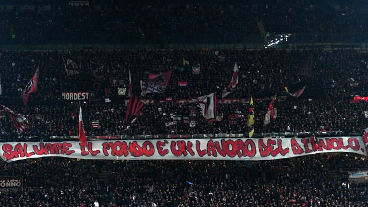 Suporter AC Milan dalam laga Derby della Madonina Copyright: © Indosport