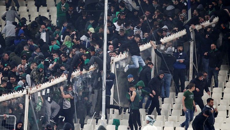 Laga Panathinaikos vs Olympiakos ricuh Copyright: © Reuters