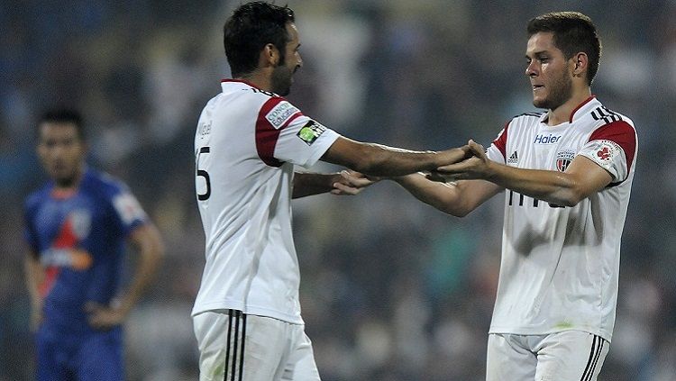 Guilherme Batata (kanan) di Liga Super India.