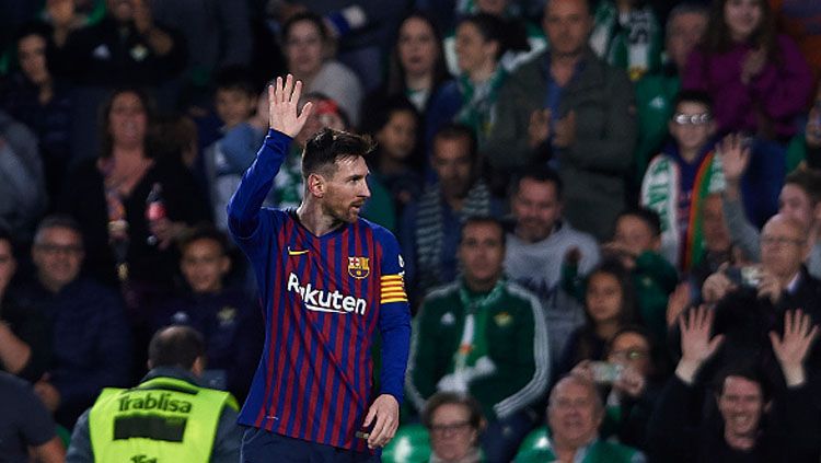 Pemain megabintang Barcelona, Lionel Messi memberikan ucapan terima kasih kepada fans Real Betis yang memberikannya standing applause. Copyright: © INDOSPORT