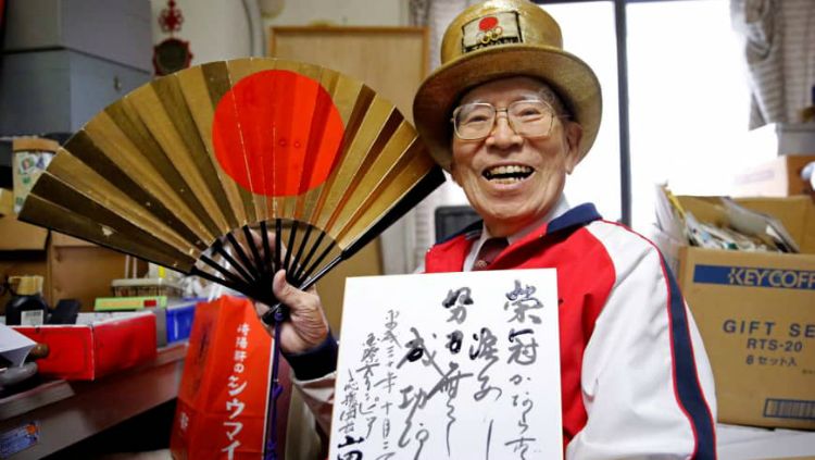 Fan berat Olimpiade asal Jepang, Naotoshi Yamada. Copyright: © Reuters