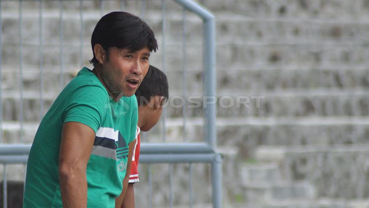 Pelatih Madura FC, Eduard Tjong. Foto: Herry Ibrahim/INDOSPORT Copyright: © Ronald Seger Prabowo/INDOSPORT