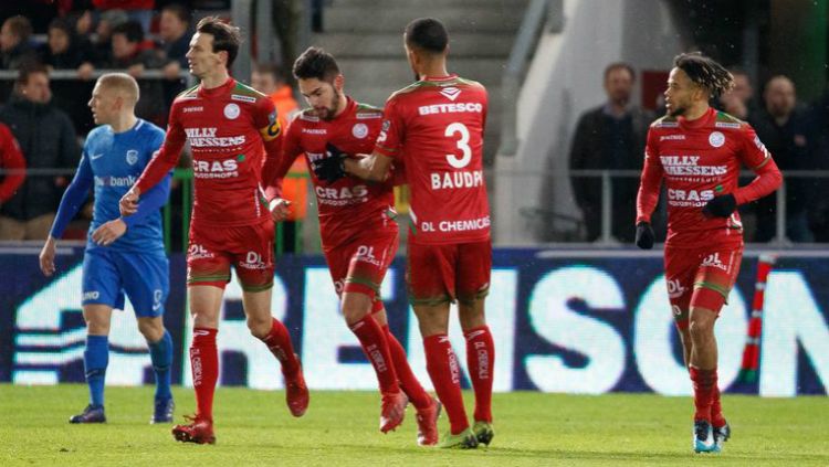 Pemain berdarah Indonesia yang sempat diincar Persija Jakarta, Sandy Walsh (tengah) berhasil meraih poin saat bermain di Liga Belgia, Minggu (23/02/20) dini hari WIB. Copyright: © hln.be