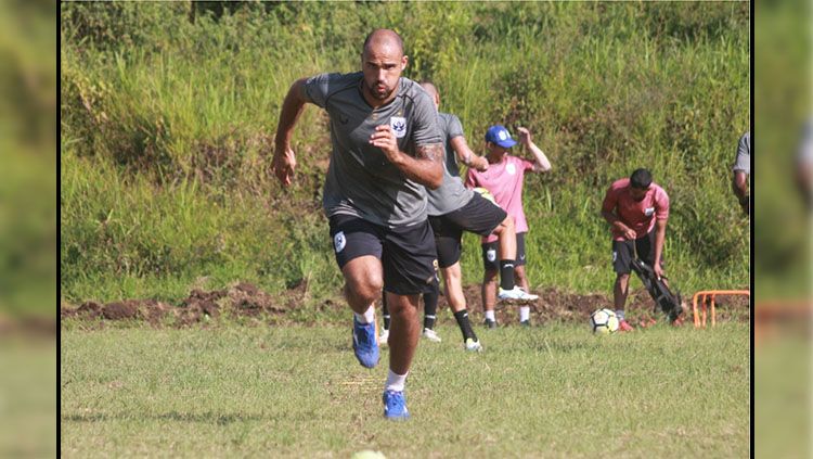 Pemain PSIS Semarang menjalani program pemusatan latihan dengan materi latihan peningkatan kondisi fisik di Kawasan Bandungan, Kabupaten Semarang, Kamis (21/03/19). Copyright: © Ronald Seger/INDOSPORT