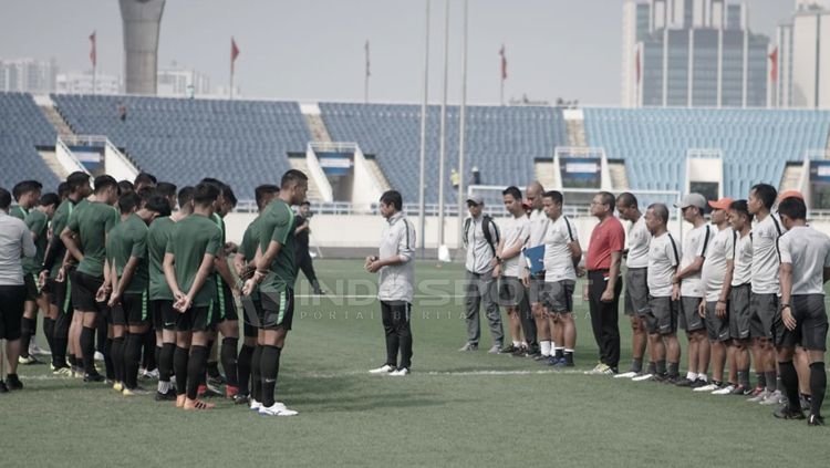 Latihan terakhir timnas Indonesia U-23 jelang laga perdana kualifikasi Piala AFC U-23 2020 di Stadion My Dhin Hanoi Vietnam. Copyright: © Zainal Hasan/INDOSPORT