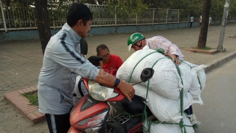 Indra Sjafri tengah membantu salah satu pengendara motor yang muatannya berlebihan di Vietnam. Copyright: © Zainal Hasan/INDOSPORT