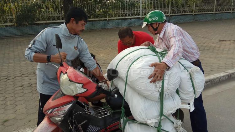 Indra Sjafri tengah membantu salah satu pengendara motor yang muatan di Vietnam. Copyright: © Zainal Hasan/INDOSPORT