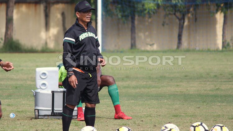 Djadjang Nurdjaman memperhatikan pemainnya latihan di Lapangan Polda Jatim. Copyright: © Fitra Herdian/INDOSPORT
