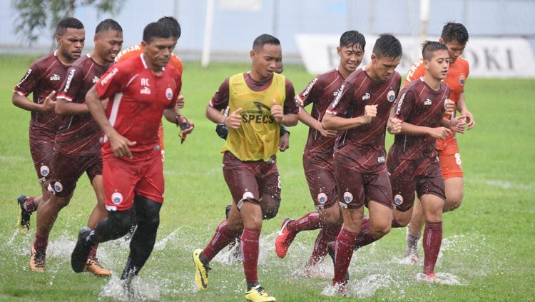 Latihan Persija Jakarta di guyur hujan. Copyright: © persija.id