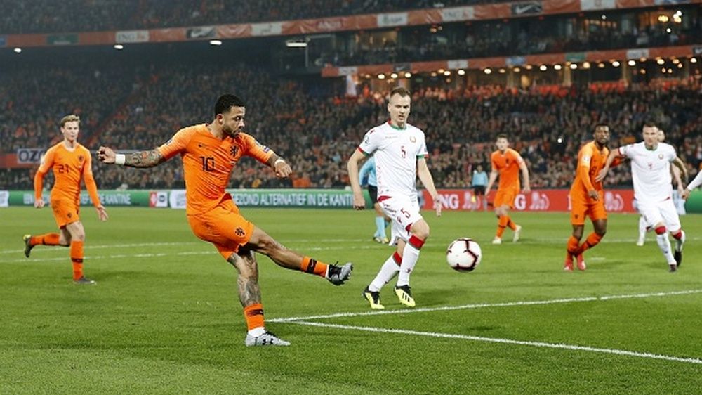 Pemain Belanda Melepaskan Tendangan ke gawang Belarusia Copyright: © VI Images via Getty Images