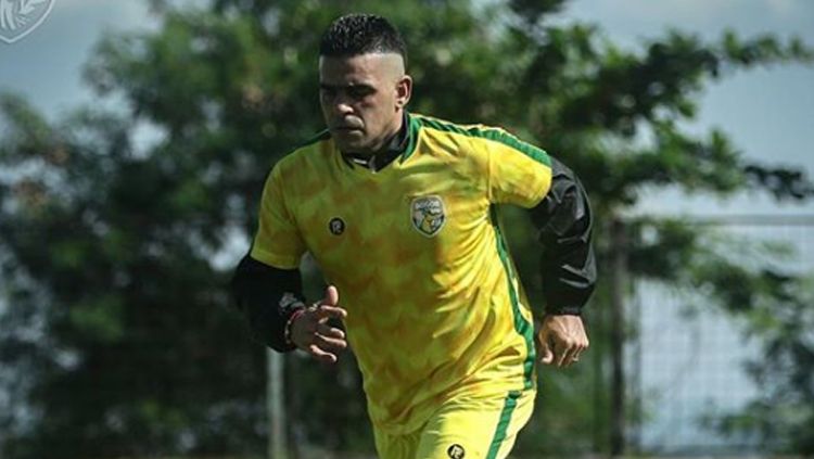 Cristian Gonzales jalani latihan dengan mengenakan jersey Bogor FC Copyright: © Bogor FC