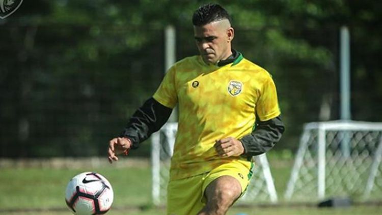 Cristian Gonzales jalani latihan dengan mengenakan jersey Bogor FC Copyright: © Bogor FC