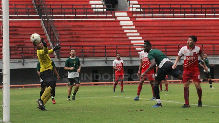 Amido Balde berhasil mencetak gol melalui sundulan saat pertandingan uji coba di Stadion GBT, Jumat (22/03/19). Copyright: &copy; Fitra Herdian/INDOSPORT