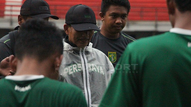 Djadjang Nurdjaman mengevaluasi pemain usai pertandingan uji coba, Jumat (22/03/19). Copyright: © Fitra Herdian/INDOSPORT