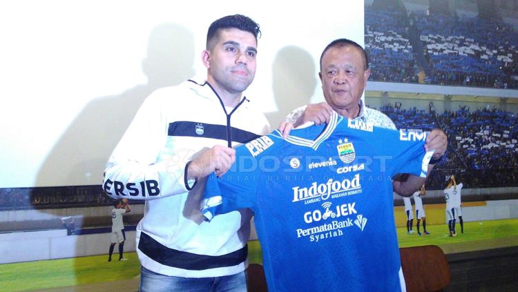 Fabiano Beltrame resmi diperkenalkan manajemen Persib Bandung. Copyright: © Arif Rahman/INDOSPORT
