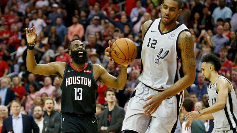 Selebrasi pemain megabintang Houston Rockets, James Harden (kiri) saat tampil memukau melawan San Antonio Spurs. Copyright: © Tim Warner/Getty Images