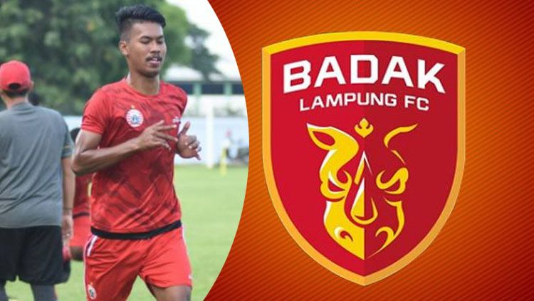 Ahmad Syaifullah dan logo Badak Lampung FC Copyright: © Jacatra/INDOSPORT