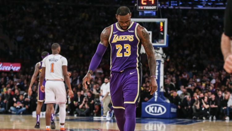 Superstar LA Lakers, LeBron James berkomentar usai kekalahan dari Toronto Raptors. Copyright: © USA Today